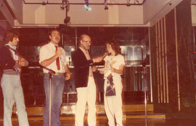 Roberto Serra con R. Rutigliano e Diana Kuhne durante un evento di Radio Kiss Kiss