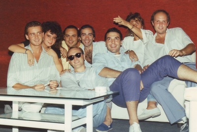 Staff di Radio Kiss Kiss con Lello Romano, Imma De Rosa, Nino Mazzarino, Gianni Simioli, Maurizio Giordano, Roberto Serra, Lucia Niespolo e Sasà Capobianco