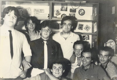 Sasà Capobianco con Salvatore Leggiero, Michele Speranza, Nicola Olivieri e Gianni Aramu negli studi di Radio Kiss Kiss