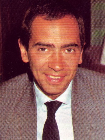Sasà Capobianco in abito elegante negli anni '90, periodo in cui dirigeva il Doctor's Group