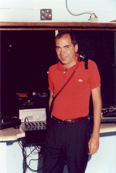 Sasà Capobianco alla consolle come DJ durante una serata al Kiss Kiss negli anni '70