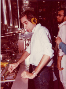 Sasà Capobianco durante una performance come DJ in una discoteca campana negli anni '80